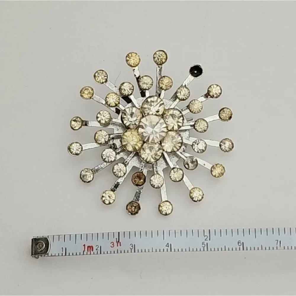 5/$20 Vintage silver rhinestone burst brooch